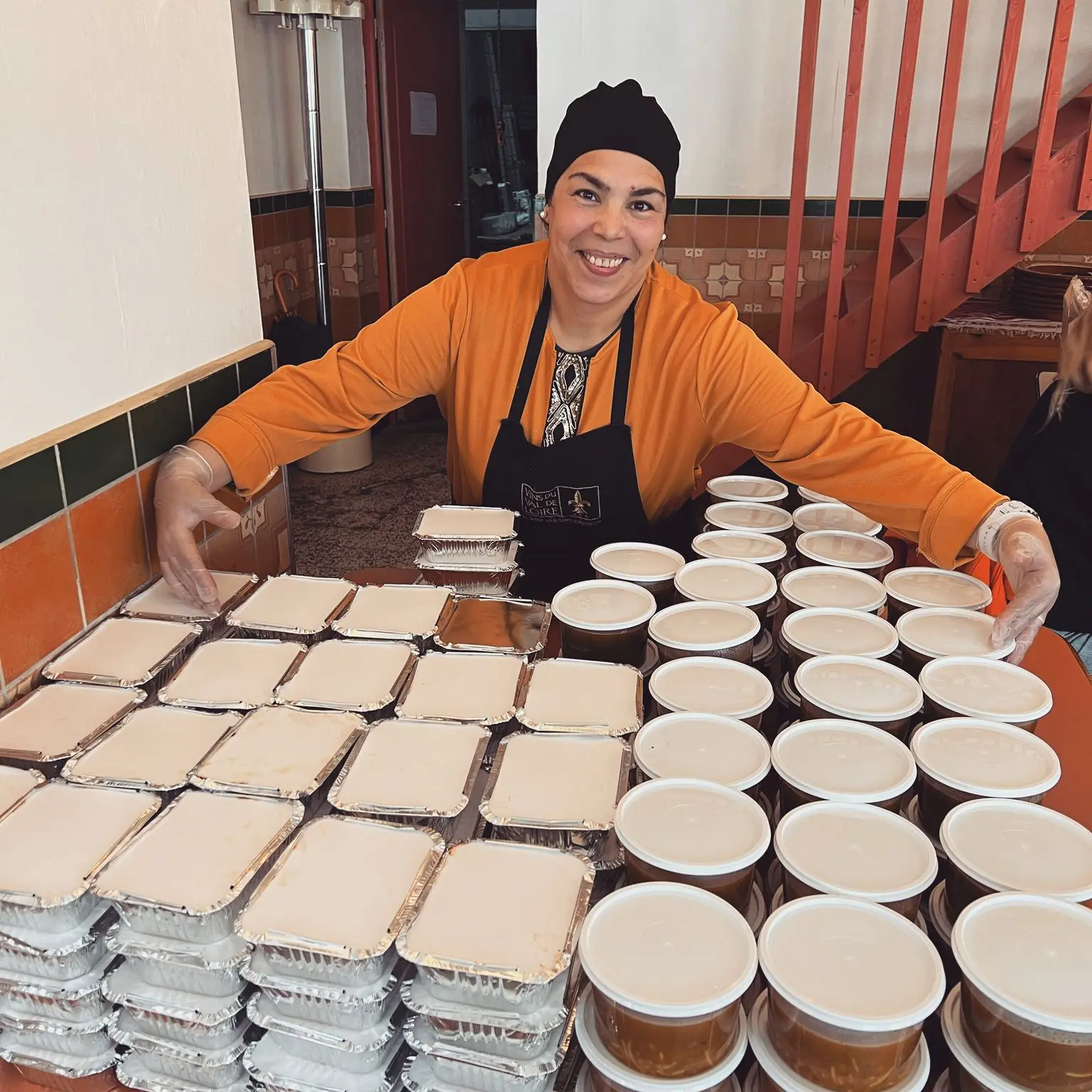 Employé emballant des repas chez Cassonade, service de restauration avec plats faits maison