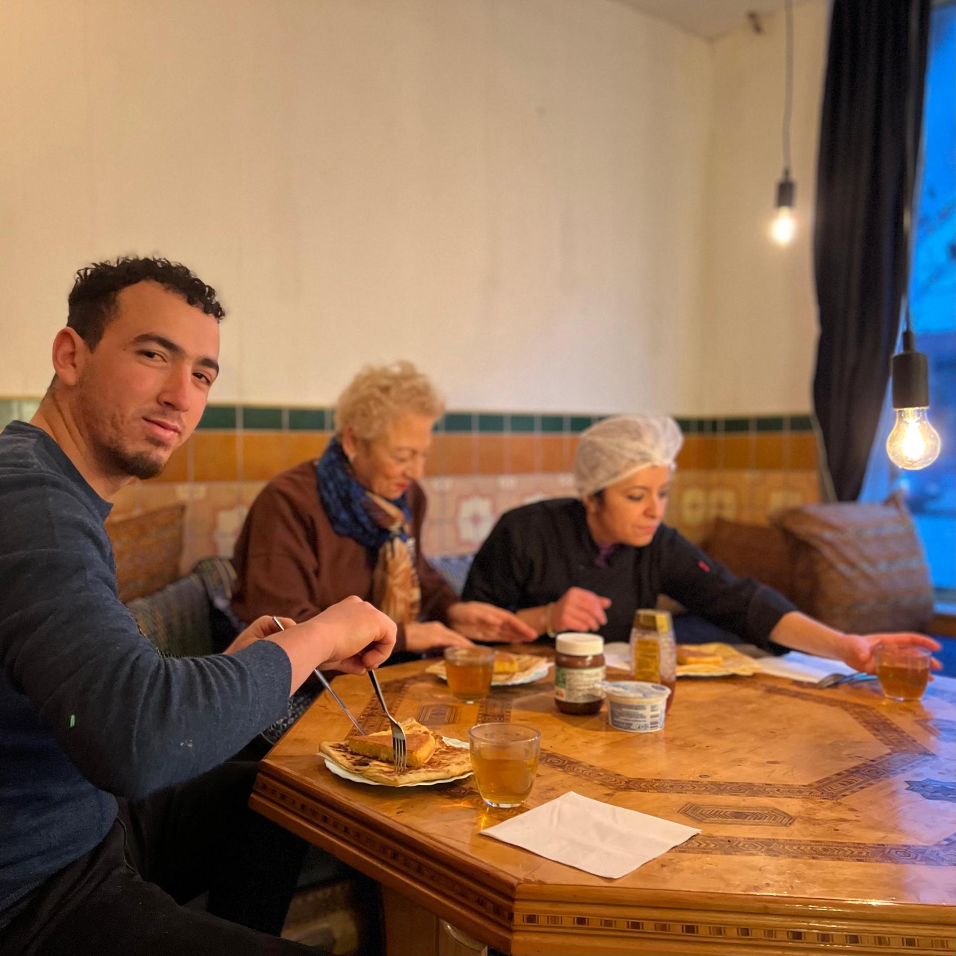 Personnes réunies autour d’un repas offert