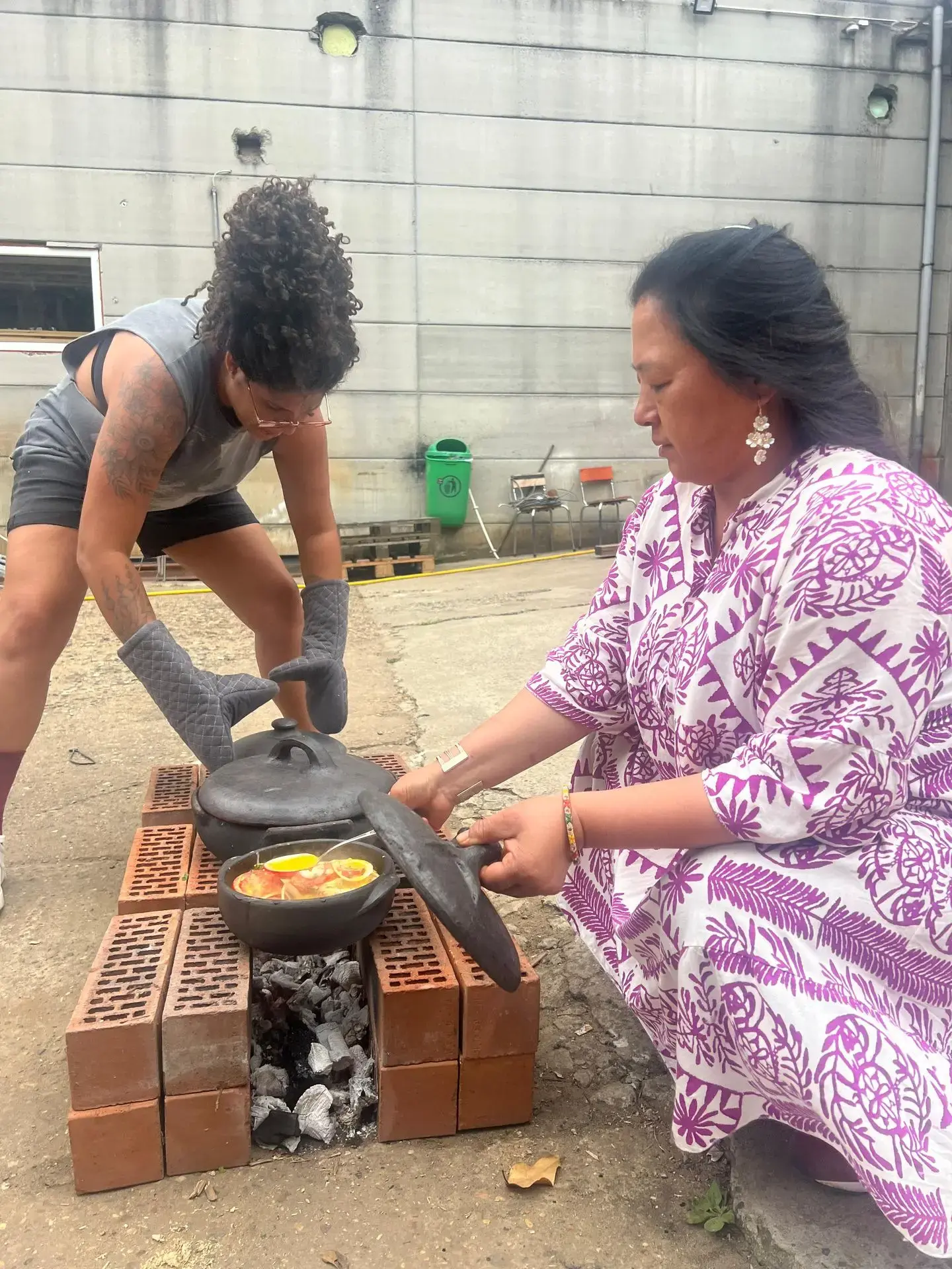 Deux personnes cuisinant un repas